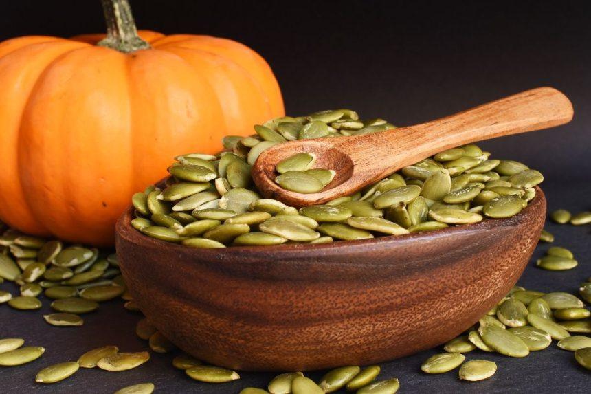 Moliūgų sėklos prieš miegą: sveikas užkandis geresniam poilsiui