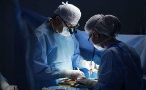 Motina nori, kad jos 14 metų dukrai būtų atlikta plastinė operacija: „Bjaurūs žmonės nieko nepasiekia“