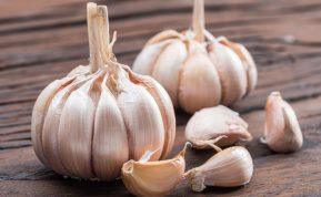 Neregėtos gudrybės su paprastu česnaku: jis naudingas ne tik patiekalų gardinimui!