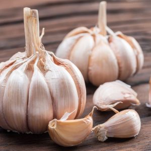 Neregėtos gudrybės su paprastu česnaku: jis naudingas ne tik patiekalų gardinimui!