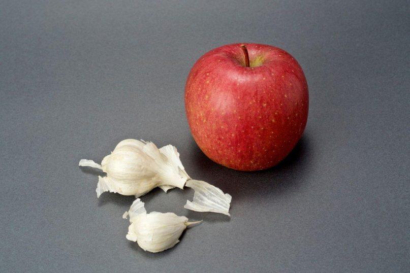 Obuolys su česnaku ir imbieru padės veiksmingai tirpdyti riebalus: rezultatą pastebėsite jau po 5 dienų!