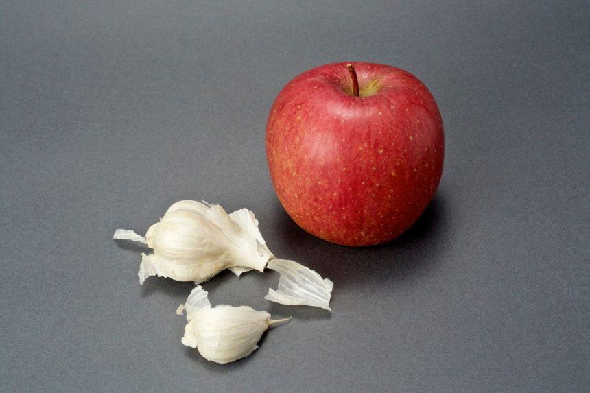 Obuolys su česnaku ir imbieru padės veiksmingai tirpdyti riebalus: rezultatą pastebėsite jau po 5 dienų!