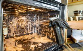 Orkaitės grotelių valymas: paprastas būdas su plastikiniu maišu