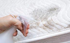 Padarau tirpalą ir purškiu čiužinį