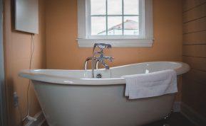 Patikrinti būdai, kaip valyti ir balinti seną vonią namuose esančiomis priemonėmis
