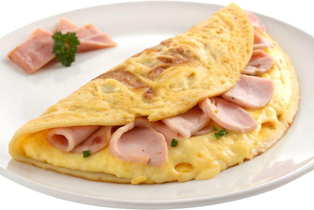 Patyręs virėjas pasidalino omleto receptais, kuriuos dievino visi 90-ųjų vaikai! Omletas su kumpiu ir sūriu