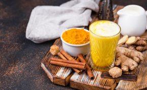 Pienas su ciberžole