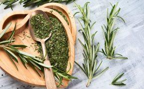 Procedūra su rozmarinu tankesniems ir labiau žvilgantiems plaukams