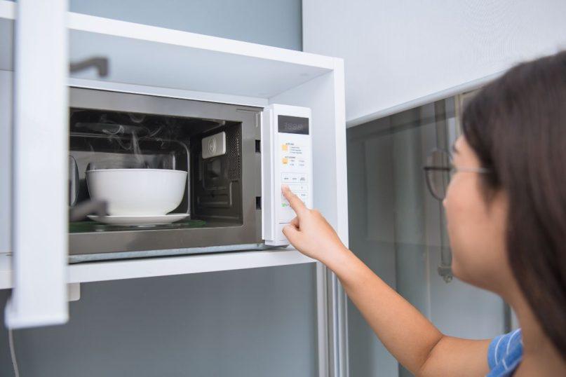 Produktai, kurių maisto kaitinimas mikrobangų krosnelėje gali būti pavojingas