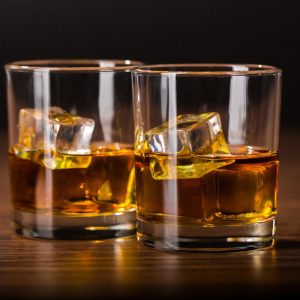 rūgštus maistas ir alkoholis gali išprovokuoti persivalgymą