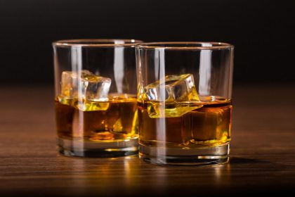 rūgštus maistas ir alkoholis gali išprovokuoti persivalgymą