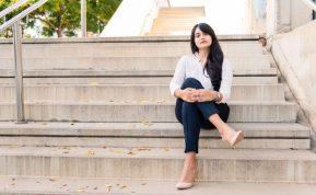 Sėdėjimo poza užmetus koją ant kojos įvardyta kaip viena žalingiausių ir pavojingiausių sveikatai