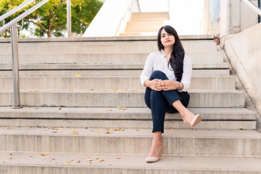 Sėdėjimo poza užmetus koją ant kojos įvardyta kaip viena žalingiausių ir pavojingiausių sveikatai