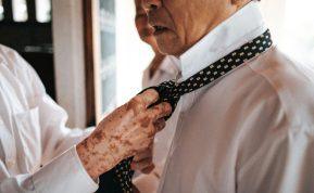 Senelis man parodė, kaip labai greitai užsirišti kaklaraištį