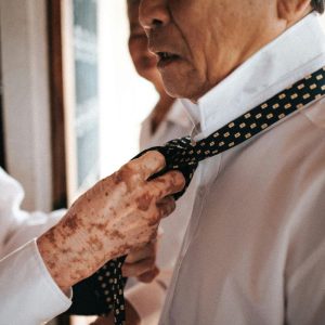 Senelis man parodė, kaip labai greitai užsirišti kaklaraištį