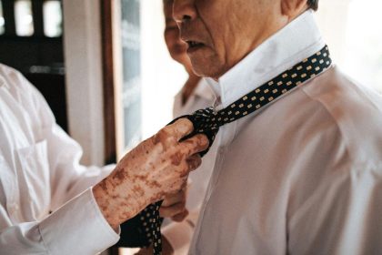 Senelis man parodė, kaip labai greitai užsirišti kaklaraištį