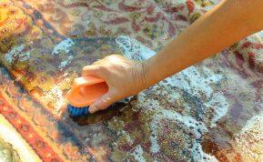 Ši paprasta gudrybė padės paprasčiau išvalyti kilimą