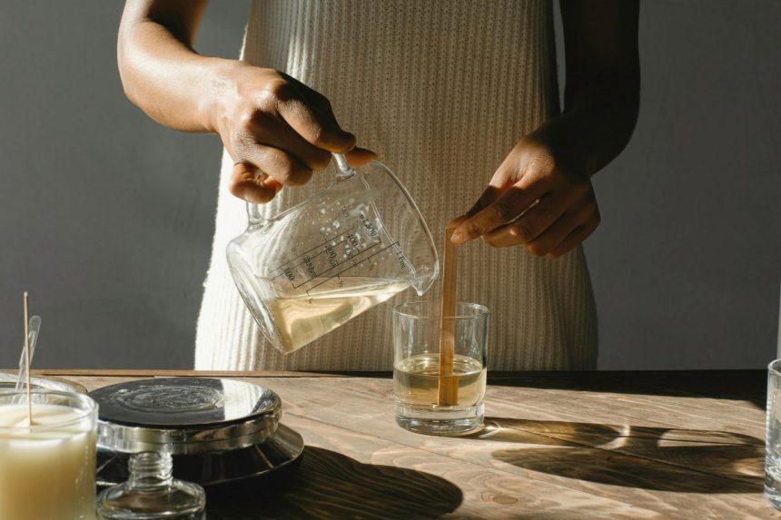 Ši žvakė dega ilgiau nei įprastos vaško žvakės