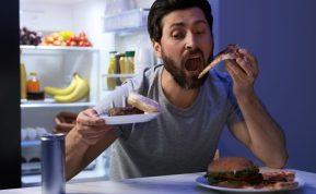 Specialistė atsako, kokia yra vėlyvų užkandžių žala žmogaus organizmui