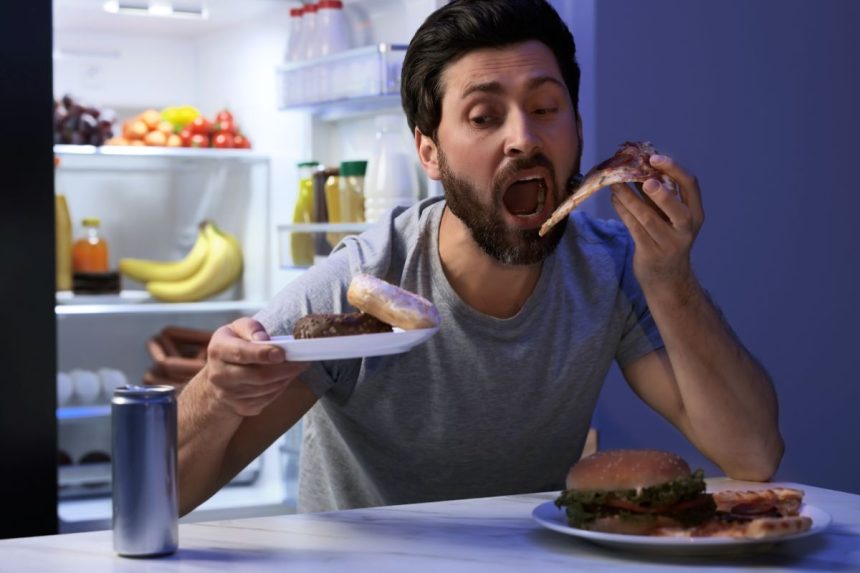 Specialistė atsako, kokia yra vėlyvų užkandžių žala žmogaus organizmui