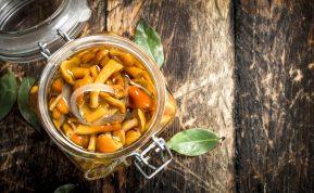 Stiklainiuose marinuoti grybai