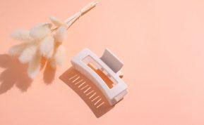 Stilingos šukuosenos su segtuku – „krabu“: 7 idėjos