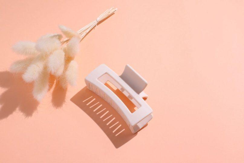 Stilingos šukuosenos su segtuku – „krabu“: 7 idėjos