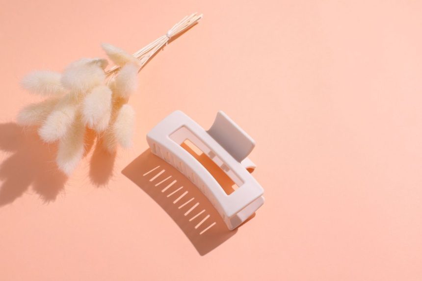 Stilingos šukuosenos su segtuku – „krabu“: 7 idėjos