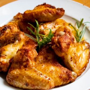 Sultingi vištienos sparneliai medaus ir garstyčių padaže
