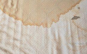 Susitepė čiužinys? Paprasti triukai padės išvalyti įvairias dėmes