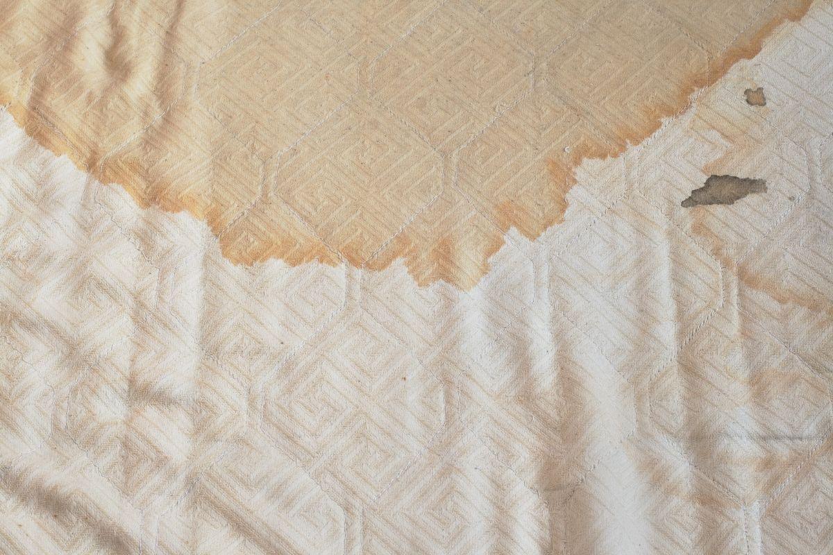 Susitepė čiužinys? Paprasti triukai padės išvalyti įvairias dėmes