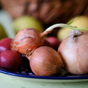 Susmulkinkite svogūną, obuolį ir įpilkite citrinos sulčių