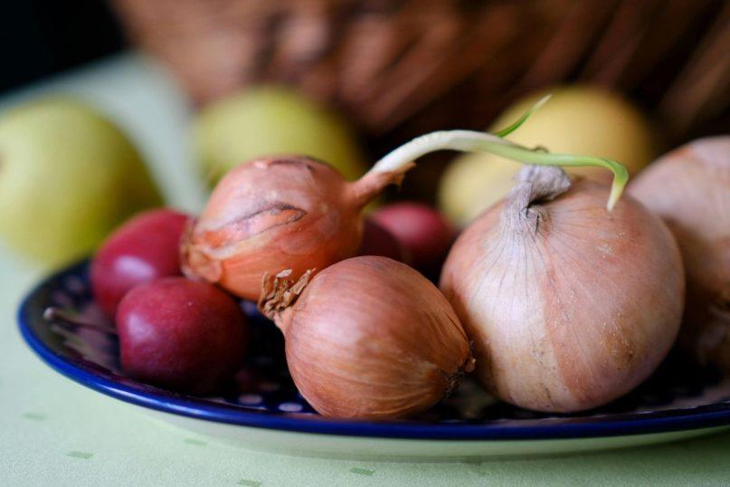 Susmulkinkite svogūną, obuolį ir įpilkite citrinos sulčių