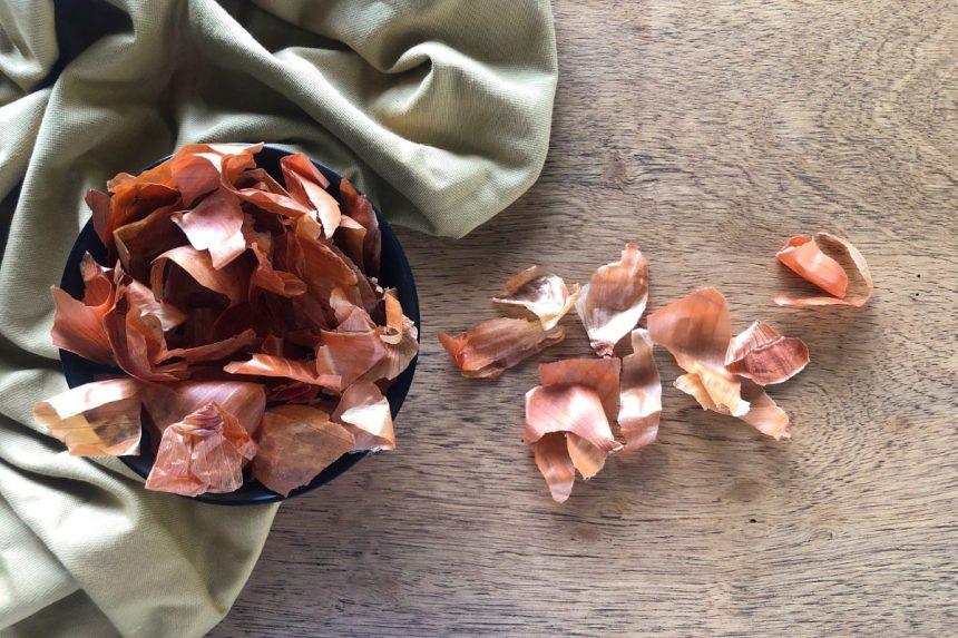 svogūnų lukštų trąšos