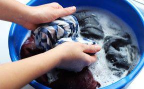 Tereikia pamirkyti ir įdėti į skalbimo mašiną