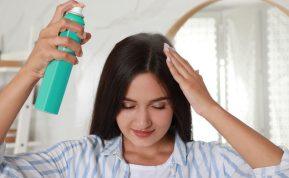 Trys kasdieniai įpročiai, dėl kurių plaukai greitai riebaluojasi