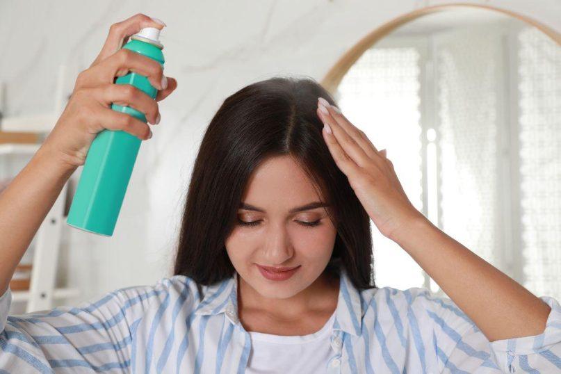 Trys kasdieniai įpročiai, dėl kurių plaukai greitai riebaluojasi