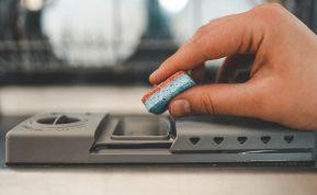 Tualeto valymas su indaplovės tabletėmis