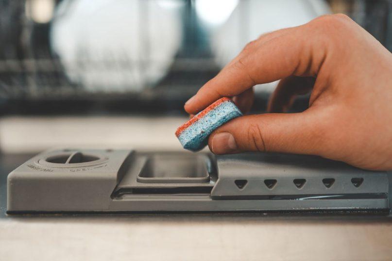 Tualeto valymas su indaplovės tabletėmis