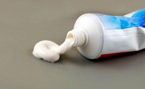 Valymo priemonė su alumi ir dantų pasta