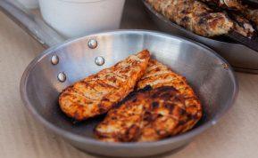 vištienos kepsniai sūrio-česnako tešloje