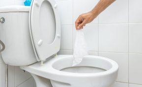 10 dalykų, kurių niekada, jokiais būdais negalima nuleisti tualete