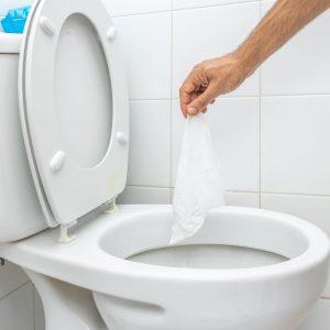 10 dalykų, kurių niekada, jokiais būdais negalima nuleisti tualete