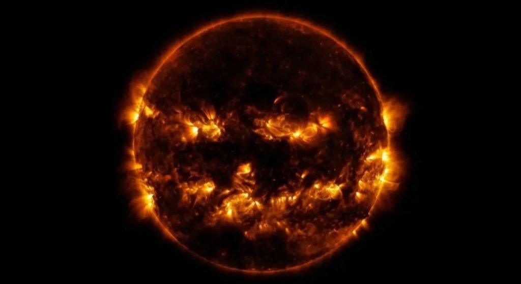 2014 metais NASA kosminis aparatas Solar Dynamics Observatory taip pat užfiksavo Saulės nuotrauką, kurioje buvo matyti bauginanti šypsena. Nuotrauka: NASA