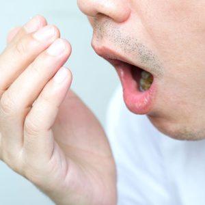 4 priežastys, kodėl atsiranda blogas burnos kvapas ir kaip jį pašalinti?