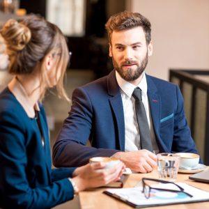 5 gestai, kurie atskleidžia, ar vyras jumis susidomėjęs