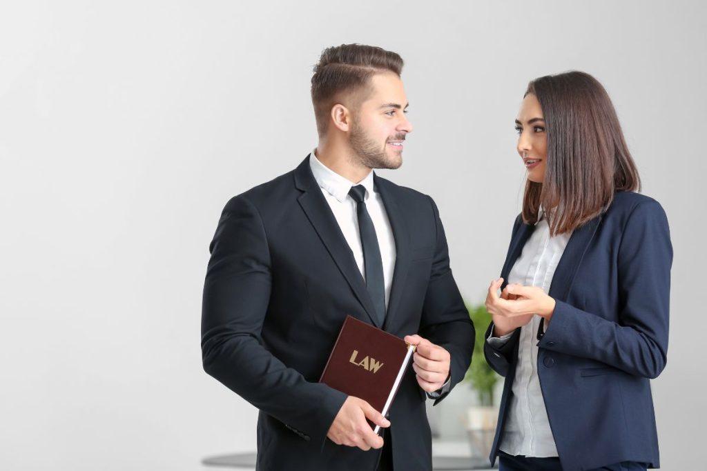 5 gestai, kurie atskleidžia, ar vyras jumis susidomėjęs. Vyras išsitiesia jus pamatęs