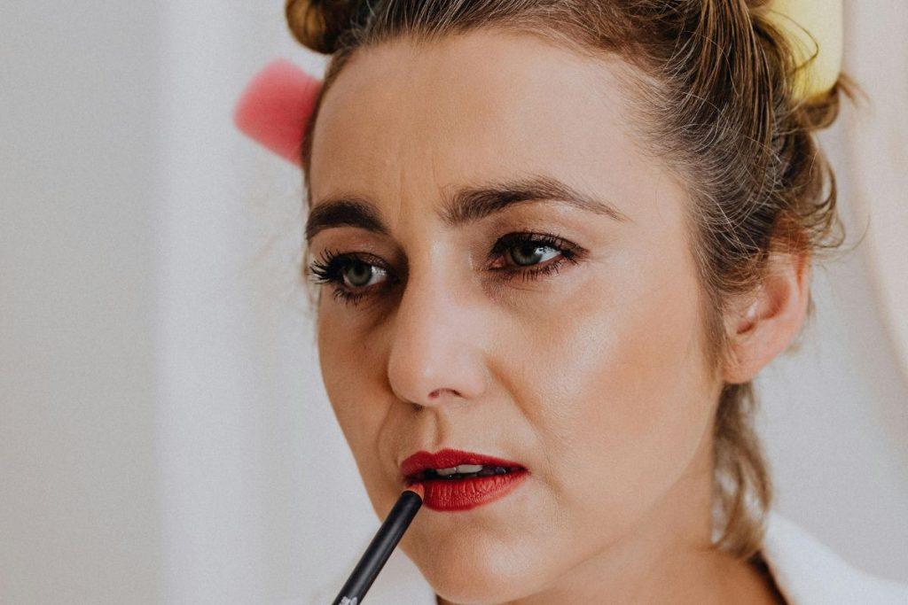 5 makiažo klaidos, kurias pastebi net vyrai. Nemaskuojate plaukų linijos
