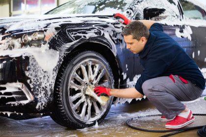 5 pagrindinės klaidos plaunant automobilį patiems, kurios garantuotai sugadins jūsų dažų sluoksnį