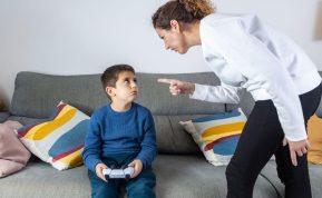 5 pernelyg didelės tėvų kontrolės vaikams pasekmės